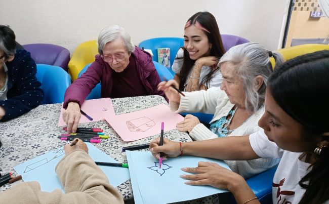 Muchos voluntariados, como el de Huellas, se realiza en grupos, lo que te brinda la oportunidad de hacer amigos y establecer buenas relaciones sociales ayudando a los demás. Es una experiencia enriquecedora que te lleva a conectar con personas que comparten tus valores y compromiso con la comunidad.