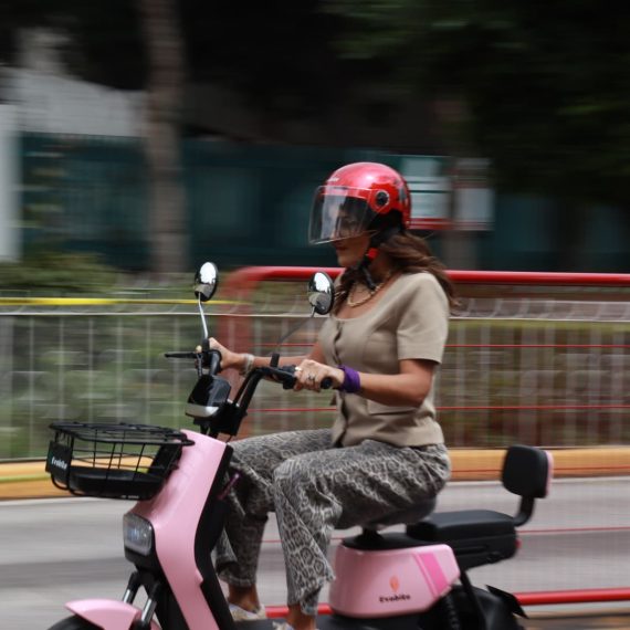 Con el objetivo de acercar a la población a nuevas alternativas de movilidad y fomentar la conciencia ambiental desde lo local, el Gobierno de Cuauhtémoc, que encabeza Alessandra Rojo de la Vega llevó a cabo la jornada Ecomobility MX: Conduce Verde en la Cuauhtémoc, una experiencia ciudadana orientada a promover una conducción más segura, incluyente y sustentable.