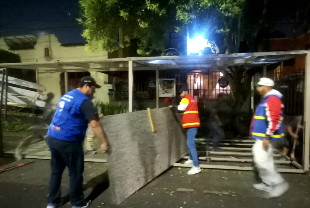 Al no contar con las autorizaciones ni cumplir con la normatividad especificada en la Gaceta Oficial de la Ciudad de México, fueron retiradas estructuras de cafeterías y restaurantes que obstruían la vía pública en diversos puntos de la demarcación a fin de recuperar el espacio público y permitir el libre tránsito.