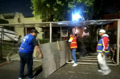 Al no contar con las autorizaciones ni cumplir con la normatividad especificada en la Gaceta Oficial de la Ciudad de México, fueron retiradas estructuras de cafeterías y restaurantes que obstruían la vía pública en diversos puntos de la demarcación a fin de recuperar el espacio público y permitir el libre tránsito.