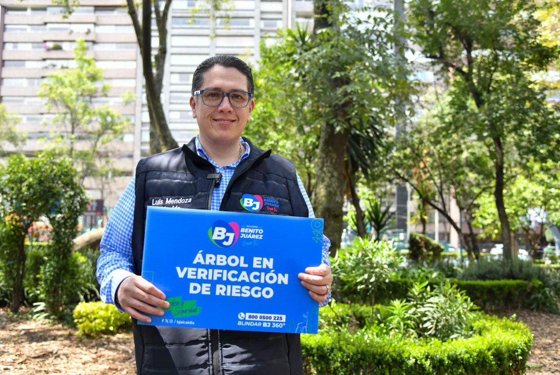 Desde el Parque Acacias, Luis Mendoza informó sobre la instalación de señalamientos de advertencia y la intervención de árboles con alto riesgo de colapso. FOTO: Especial