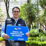 Desde el Parque Acacias, Luis Mendoza informó sobre la instalación de señalamientos de advertencia y la intervención de árboles con alto riesgo de colapso. FOTO: Especial