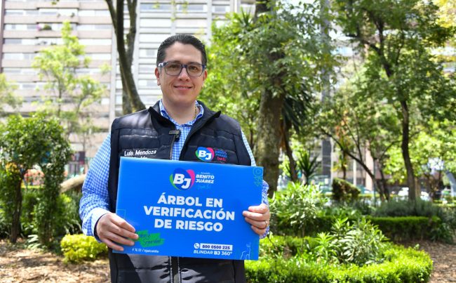 Desde el Parque Acacias, Luis Mendoza informó sobre la instalación de señalamientos de advertencia y la intervención de árboles con alto riesgo de colapso. FOTO: Especial
