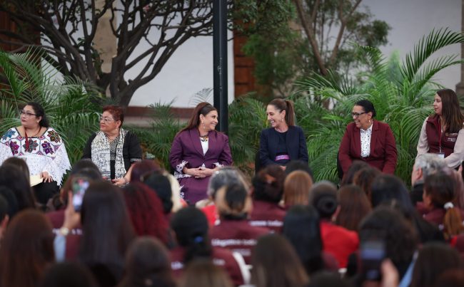 La jefa de Gobierno de la Ciudad de México, Clara Brugada Molina, acompañó a la presidenta de México, Claudia Sheinbaum Pardo, a la inauguración del programa Abogadas de las Mujeres, estrategia nacional de defensa jurídica contra la violencia de género.