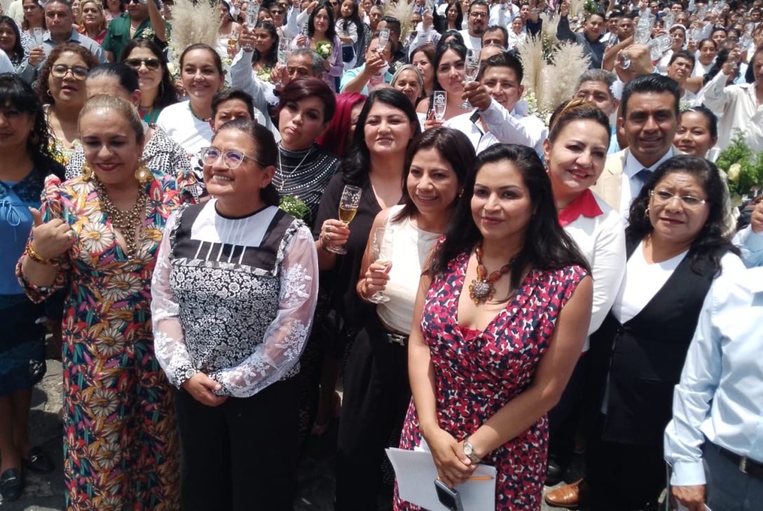 En el ex Convento de Culhuacán, más de 300 parejas contrajeron matrimonio civil teniendo como madrina de honor a la Alcaldesa de Iztapalapa, Aleida Alavez Ruiz.