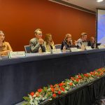 Como parte de la discusión abierta para su iniciativa de Ley para reglamentar el uso de teléfonos celulares en las escuelas primarias y secundarias en la capital del país, la diputada Laura Álvarez, del PAN, encabezó un foro con expertos en educación de México, España, Alemania y Francia, quienes compartieron sus experiencias al respecto. FOTO: Especial