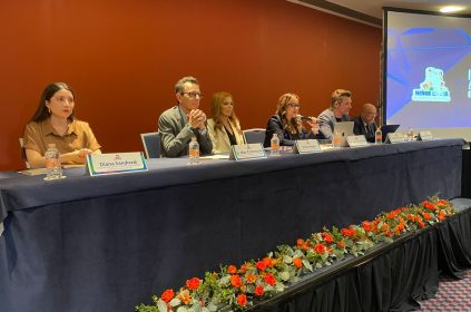 Como parte de la discusión abierta para su iniciativa de Ley para reglamentar el uso de teléfonos celulares en las escuelas primarias y secundarias en la capital del país, la diputada Laura Álvarez, del PAN, encabezó un foro con expertos en educación de México, España, Alemania y Francia, quienes compartieron sus experiencias al respecto. FOTO: Especial