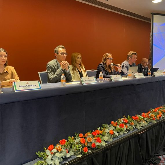 Como parte de la discusión abierta para su iniciativa de Ley para reglamentar el uso de teléfonos celulares en las escuelas primarias y secundarias en la capital del país, la diputada Laura Álvarez, del PAN, encabezó un foro con expertos en educación de México, España, Alemania y Francia, quienes compartieron sus experiencias al respecto. FOTO: Especial