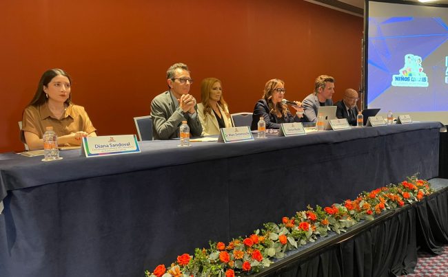 Como parte de la discusión abierta para su iniciativa de Ley para reglamentar el uso de teléfonos celulares en las escuelas primarias y secundarias en la capital del país, la diputada Laura Álvarez, del PAN, encabezó un foro con expertos en educación de México, España, Alemania y Francia, quienes compartieron sus experiencias al respecto. FOTO: Especial