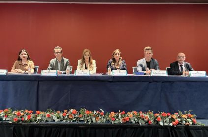 La Diputada Álvarez enfatizó que "la escuela debe ser un espacio seguro, de atención plena y de convivencia real entre niñas y niños. Es urgente abrir el debate sobre el papel de la tecnología en las aulas y su regulación responsable".