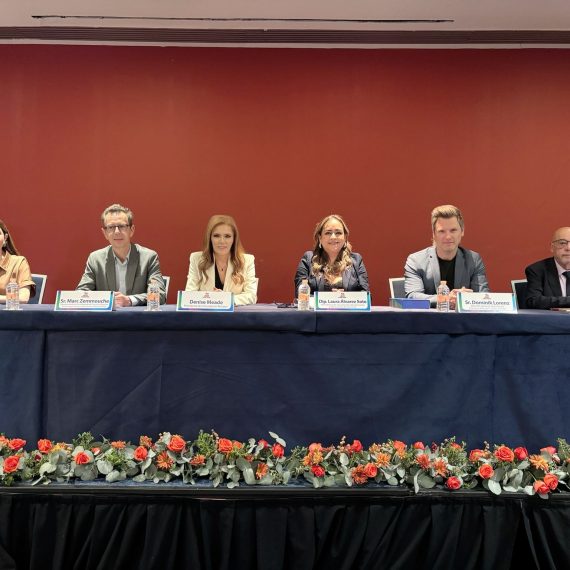 La Diputada Álvarez enfatizó que "la escuela debe ser un espacio seguro, de atención plena y de convivencia real entre niñas y niños. Es urgente abrir el debate sobre el papel de la tecnología en las aulas y su regulación responsable".