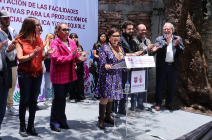 La jefa de Gobierno calificó como un gran logro el “Acuerdo de Facilidades Administrativas para la Producción de Vivienda Social Pública y/o Asequible”, porque “rompe los muros burocráticos”. FOTO: Especial