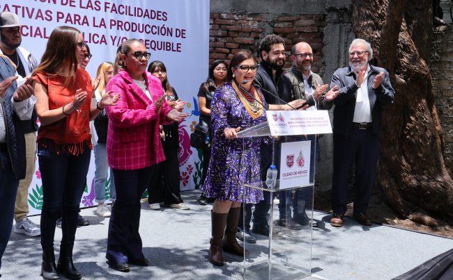 La jefa de Gobierno calificó como un gran logro el “Acuerdo de Facilidades Administrativas para la Producción de Vivienda Social Pública y/o Asequible”, porque “rompe los muros burocráticos”. FOTO: Especial