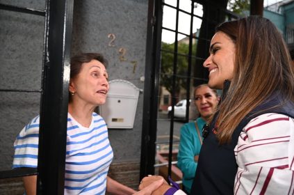 La jornada Alcaldía en tus manos llegó a la colonia Ampliación Asturias, donde la alcaldesa Alessandra Rojo de la Vega, acompañada de su equipo de directores generales, recorrió calles y visitó hogares para escuchar y atender directamente a vecinas y vecinos. FOTO: Especial