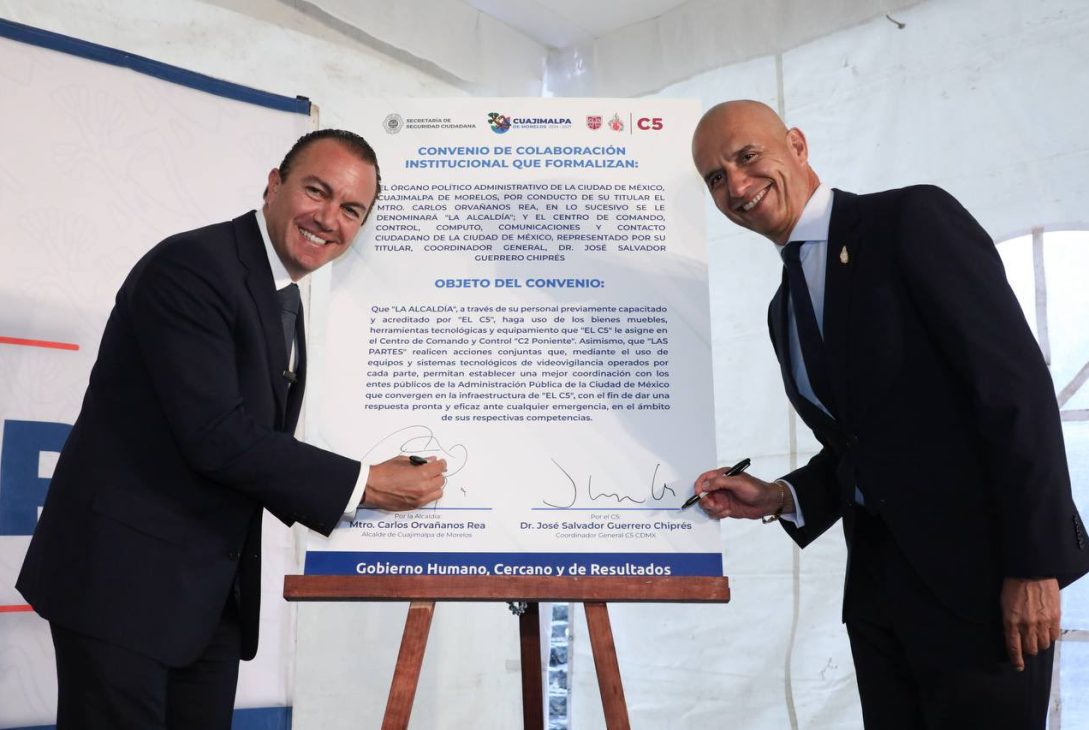 Con el objeto de fortalecer la seguridad en Cuajimalpa y la capacidad de respuesta ante emergencias, el Alcalde Carlos Orvañanos Rea y Salvador Guerrero Chiprés, Coordinador General del Centro de Comando, Control, Cómputo, Comunicaciones y Contacto Ciudadano de la Ciudad de México (C5) firmaron un convenio de colaboración. FOTOS: Especial