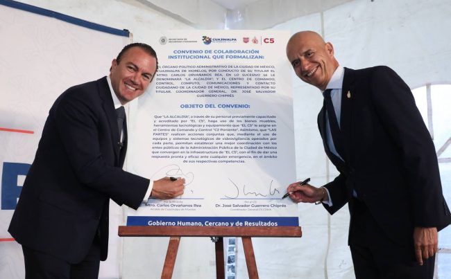 Con el objeto de fortalecer la seguridad en Cuajimalpa y la capacidad de respuesta ante emergencias, el Alcalde Carlos Orvañanos Rea y Salvador Guerrero Chiprés, Coordinador General del Centro de Comando, Control, Cómputo, Comunicaciones y Contacto Ciudadano de la Ciudad de México (C5) firmaron un convenio de colaboración. FOTOS: Especial