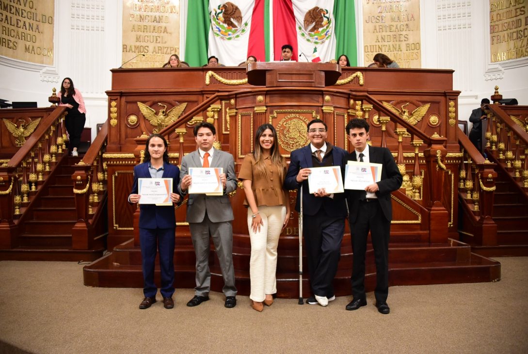 Con la aprobación de dos acuerdos y ocho dictámenes, concluyó el Primer Parlamento de las Personas Jóvenes del Congreso de la Ciudad de México III Legislatura, el cual contó con la participación de 66 diputadas y diputados juveniles y 20 suplentes. FOTO: Especial
