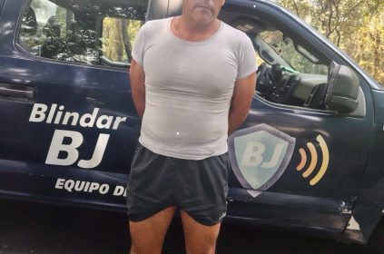 La Dirección de Seguridad Ciudadana y Prevención del Delito de la Alcaldía Benito Juárez, elementos de BlindarBJ 360• en coordinación con la Secretaría de Seguridad Ciudadana de la CDMX, vecinos y usuarias del Parque Arboledas, logró la detención de un individuo señalado por hostigar sexualmente y amenazar a mujeres y usuarios de la zona. FOTO: Alcaldía BJ