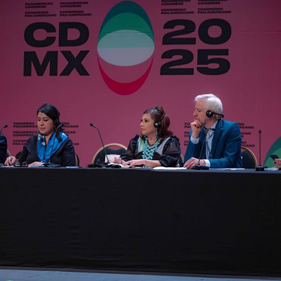 Desde el Teatro de la Ciudad de México “Esperanza Iris”, la mandataria capitalina, expresó que las acciones y proyectos deben de salir del conversatorio existente del Congreso, pues solo así se construirá una red de unidad entre naciones. FOTO: Especial