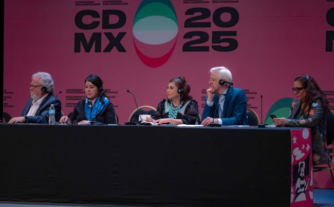 Desde el Teatro de la Ciudad de México “Esperanza Iris”, la mandataria capitalina, expresó que las acciones y proyectos deben de salir del conversatorio existente del Congreso, pues solo así se construirá una red de unidad entre naciones. FOTO: Especial