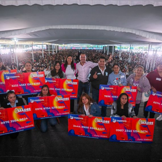 Orvañanos entrega 'tarjeta madre' a jefas de familia de Cuajimalpa. FOTOS: Especial