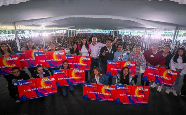 Orvañanos entrega 'tarjeta madre' a jefas de familia de Cuajimalpa. FOTOS: Especial