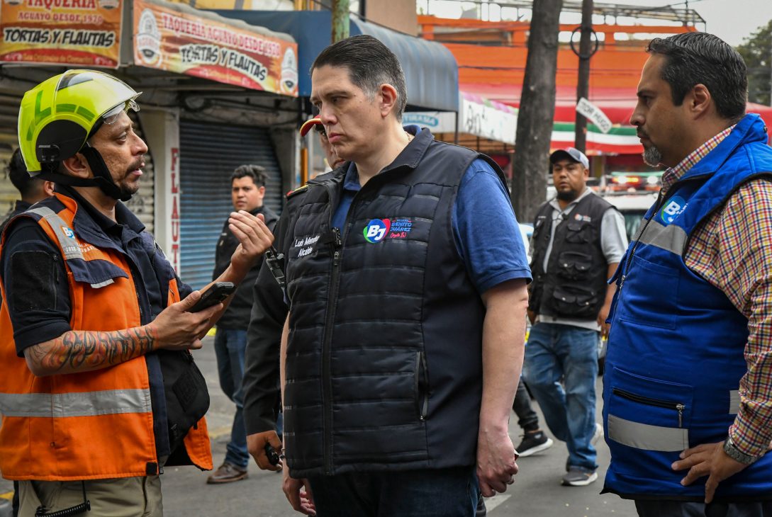 Alcalde Luis Mendoza atiende flamazo por acumulación de gas en colonia Portales