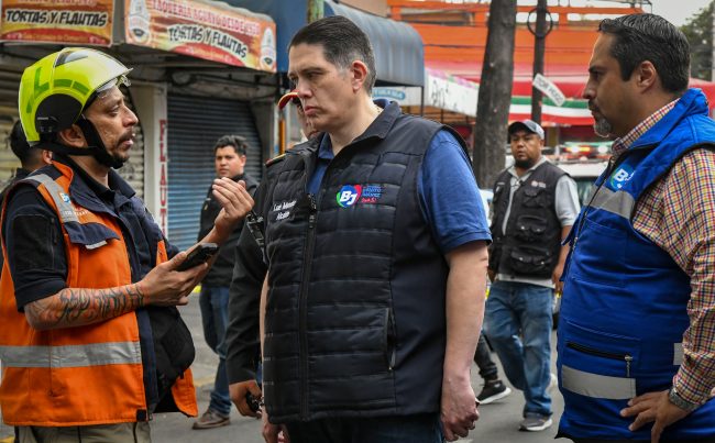 Alcalde Luis Mendoza atiende flamazo por acumulación de gas en colonia Portales
