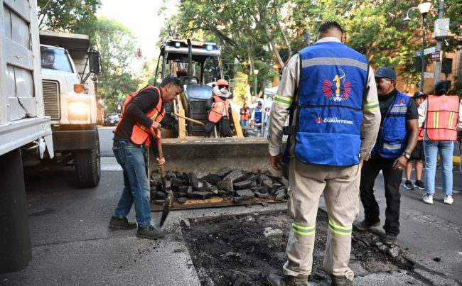 Trabajadoras y trabajadores de todas las áreas del Gobierno que encabeza Alessandra Rojo de la Vega, llevaron a cabo labores de mantenimiento del espacio público en la colonia Juárez, como parte de una nueva edición de 'Limpia Cuauhtémoc'. FOTOS: Especial