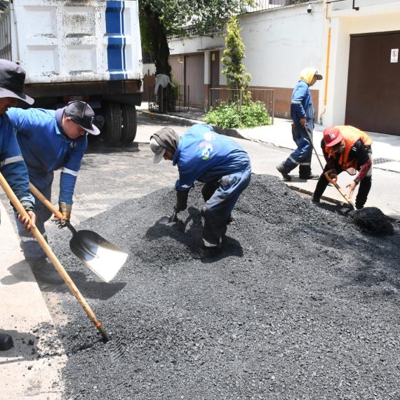 Bajo la instrucción del alcalde Luis Mendoza, la alcaldía Benito Juárez bacheó más de 48 mil metros cuadrados de carpeta asfáltica que se traducen en más de 6 mil 900 baches tapados y se continúa avanzando en su objetivo de erradicar los baches en la demarcación. FOTO: Especial