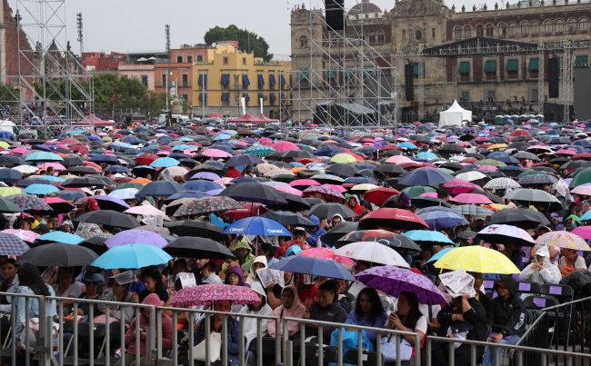Brugada Molina explicó que Mercomuna significa mercado, comunidad y abasto, y que se trata de una medida que no sólo apoya a los hogares capitalinos, sino que genera un círculo virtuoso de consumo local. FOTO: Especial