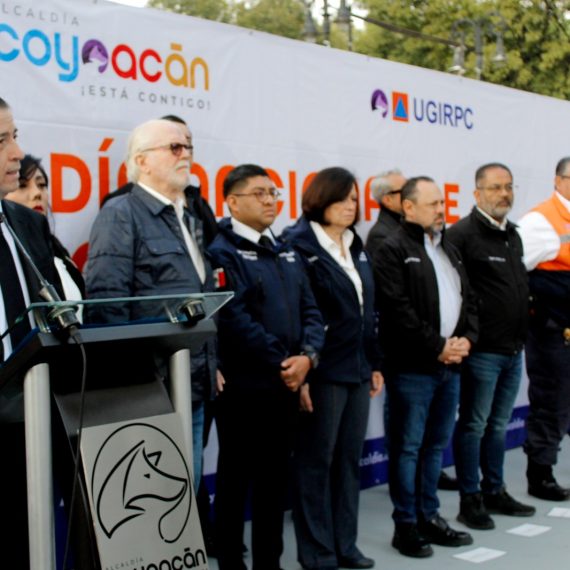 Giovani Gutiérrez encabezó la ceremonia cívica en el centro de Coyoacán, donde se depositó una ofrenda floral, se izó la bandera a media asta y se guardó un minuto de silencio con el puño derecho en alto, en memoria de quienes perdieron la vida en los sismos de 1985 y 2017. FOTOS: Especial