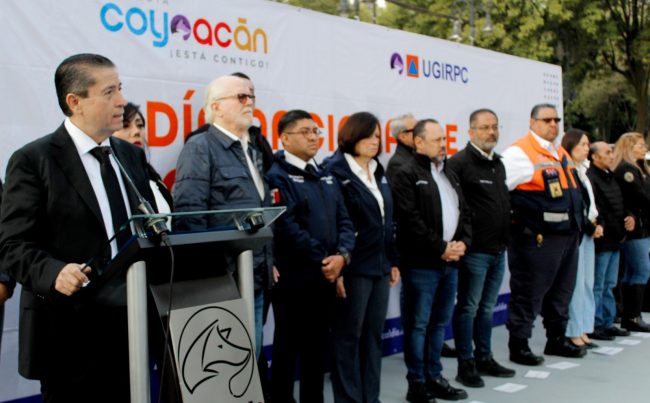 Giovani Gutiérrez encabezó la ceremonia cívica en el centro de Coyoacán, donde se depositó una ofrenda floral, se izó la bandera a media asta y se guardó un minuto de silencio con el puño derecho en alto, en memoria de quienes perdieron la vida en los sismos de 1985 y 2017. FOTOS: Especial