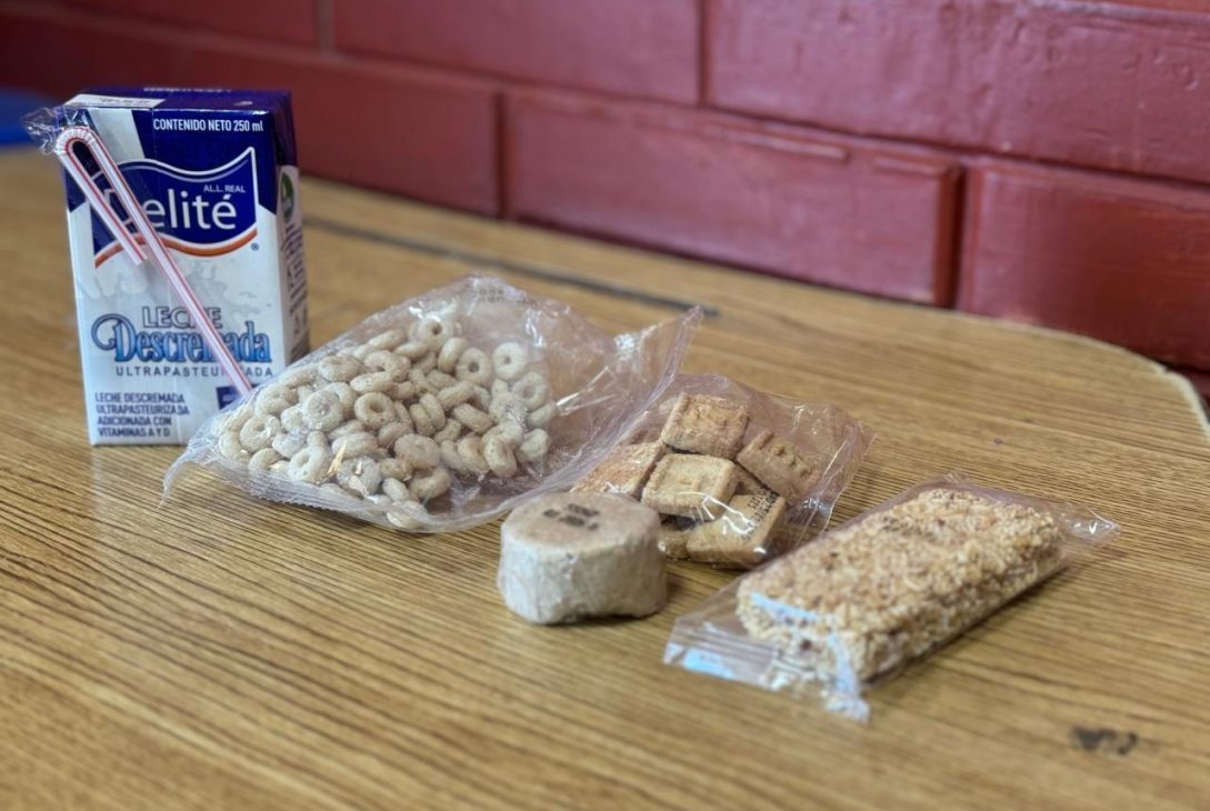 A diferencia de años anteriores, que se proporcionaba el alimento en la cuarta semana del año lectivo, en esta ocasión inicia en la semana dos del presente ciclo escolar; también, por primera vez, a cada ración alimenticia, en la modalidad fría, se le incorporará verdura deshidratada un día a la semana, a fin de enriquecer su valor nutricional. FOTO: Especial