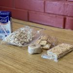 A diferencia de años anteriores, que se proporcionaba el alimento en la cuarta semana del año lectivo, en esta ocasión inicia en la semana dos del presente ciclo escolar; también, por primera vez, a cada ración alimenticia, en la modalidad fría, se le incorporará verdura deshidratada un día a la semana, a fin de enriquecer su valor nutricional. FOTO: Especial