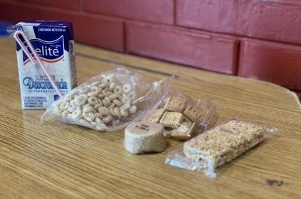 A diferencia de años anteriores, que se proporcionaba el alimento en la cuarta semana del año lectivo, en esta ocasión inicia en la semana dos del presente ciclo escolar; también, por primera vez, a cada ración alimenticia, en la modalidad fría, se le incorporará verdura deshidratada un día a la semana, a fin de enriquecer su valor nutricional. FOTO: Especial