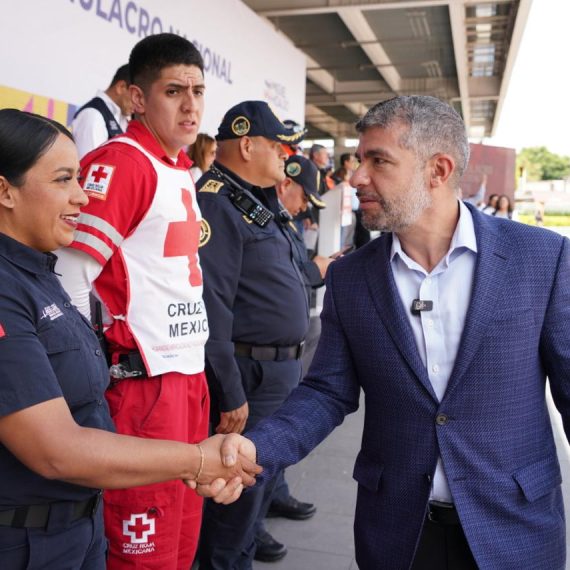 En el marco del Segundo Simulacro Nacional 2025, Mauricio Tabe, alcalde de Miguel Hidalgo, aseguró que la demarcación está preparada antes, durante y después de un sismo para restablecer en un menor tiempo el orden en las calles, ya que cuenta con un equipo capacitado para enfrentar emergencias y reducir riesgos. FOTOS: Especial