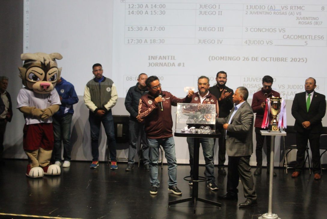 El alcalde, Fernando Mercado Guaida fue testigo de honor del sorteo de la Primera Copa Magdalena “Por La Paz”, torneo de fútbol que busca fortalecer el tejido social de la demarcación, inculcando en la juventud la cultura del deporte entre las y los jóvenes que practican esta actividad física. FOTOS: Especial