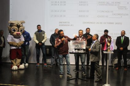El alcalde, Fernando Mercado Guaida fue testigo de honor del sorteo de la Primera Copa Magdalena “Por La Paz”, torneo de fútbol que busca fortalecer el tejido social de la demarcación, inculcando en la juventud la cultura del deporte entre las y los jóvenes que practican esta actividad física. FOTOS: Especial