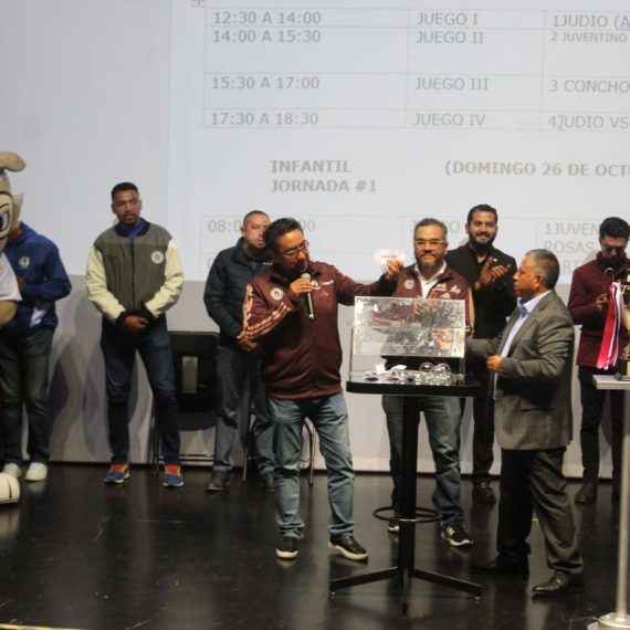 El alcalde, Fernando Mercado Guaida fue testigo de honor del sorteo de la Primera Copa Magdalena “Por La Paz”, torneo de fútbol que busca fortalecer el tejido social de la demarcación, inculcando en la juventud la cultura del deporte entre las y los jóvenes que practican esta actividad física. FOTOS: Especial