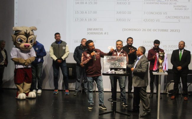 El alcalde, Fernando Mercado Guaida fue testigo de honor del sorteo de la Primera Copa Magdalena “Por La Paz”, torneo de fútbol que busca fortalecer el tejido social de la demarcación, inculcando en la juventud la cultura del deporte entre las y los jóvenes que practican esta actividad física. FOTOS: Especial