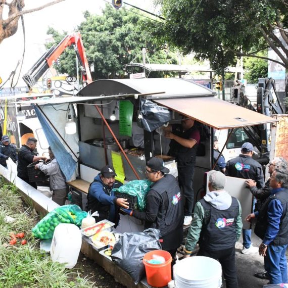 Con el objetivo de mantener el orden y la seguridad en las calles de la alcaldía Benito Juárez, el Gobierno del alcalde Luis Mendoza realizó diversos operativos para la recuperación del espacio público en coordinación con elementos de Blindar BJ360° y el apoyo de las áreas de Servicios Urbanos y Jurídica y Gobierno y Vía Pública.   FOTO: Especial