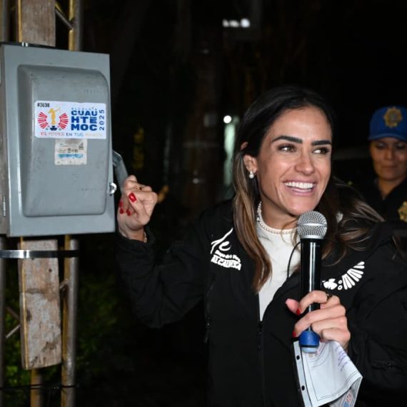 En la colonia Condesa, la alcaldesa Alessandra Rojo de la Vega encabezó el encendido simbólico y la entrega de 467 luminarias, que permitirán iluminar 9.87 kilómetros de vialidades y áreas comunes. FOTO: Especial