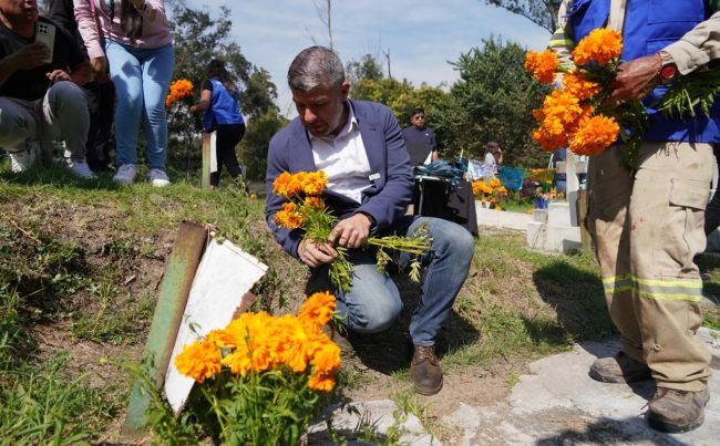 Mauricio Tabe, alcalde de Miguel Hidalgo, encabezó este sábado los festejos por el 150 Aniversario del Panteón Civil de Dolores, el más grande de América Latina, destacando su acervo histórico al albergar la Rotonda de las Personas Ilustres y tener la única una fosa común en funciones en la Ciudad de México.