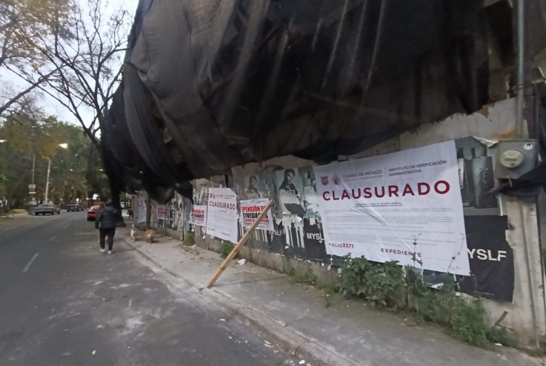 La alcaldía Coyoacán dio a conocer que este lunes se registró un incidente en donde un grupo de manifestantes que protestaban en el Palacio de Cortés fueron salpicados con agua con una manguera que le fue arrebatada a un trabajador de la demarcación, quien realizaba tareas de limpieza del Jardín Hidalgo. FOTO: Especial