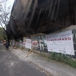 La alcaldía Coyoacán dio a conocer que este lunes se registró un incidente en donde un grupo de manifestantes que protestaban en el Palacio de Cortés fueron salpicados con agua con una manguera que le fue arrebatada a un trabajador de la demarcación, quien realizaba tareas de limpieza del Jardín Hidalgo. FOTO: Especial