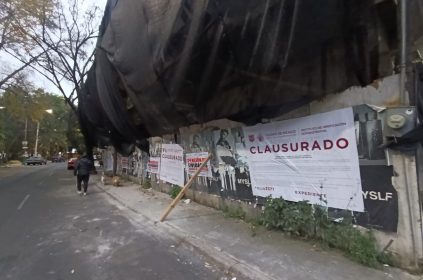 La alcaldía Coyoacán dio a conocer que este lunes se registró un incidente en donde un grupo de manifestantes que protestaban en el Palacio de Cortés fueron salpicados con agua con una manguera que le fue arrebatada a un trabajador de la demarcación, quien realizaba tareas de limpieza del Jardín Hidalgo. FOTO: Especial