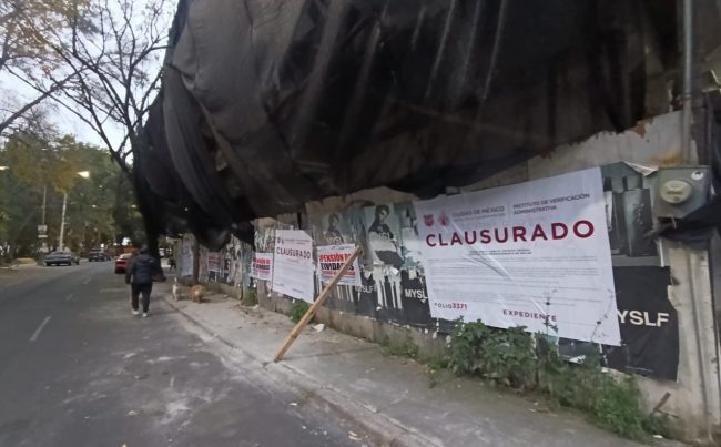 La alcaldía Coyoacán dio a conocer que este lunes se registró un incidente en donde un grupo de manifestantes que protestaban en el Palacio de Cortés fueron salpicados con agua con una manguera que le fue arrebatada a un trabajador de la demarcación, quien realizaba tareas de limpieza del Jardín Hidalgo. FOTO: Especial