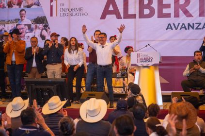 “Rendir cuentas al pueblo, mirarlo de frente, escucharlo y reconocer su voz, es lo que aprendimos del presidente Andrés Manuel López Obrador, nuestro líder moral, quien nos enseñó que el poder solo tiene sentido y se convierte en virtud cuando se pone al servicio de los demás”, destacó el diputado Alberto Vanegas.