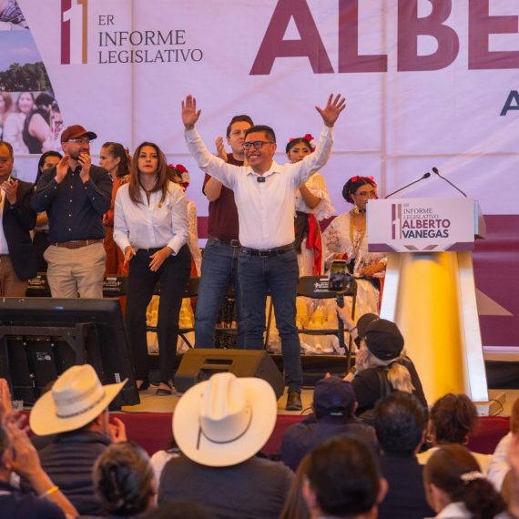 “Rendir cuentas al pueblo, mirarlo de frente, escucharlo y reconocer su voz, es lo que aprendimos del presidente Andrés Manuel López Obrador, nuestro líder moral, quien nos enseñó que el poder solo tiene sentido y se convierte en virtud cuando se pone al servicio de los demás”, destacó el diputado Alberto Vanegas.